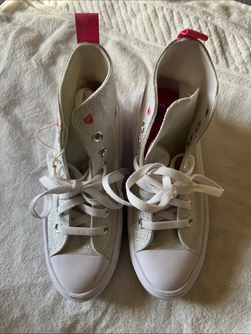 Converse Kids White Sneakers with Pink Star Accents - Picture 2 of 6